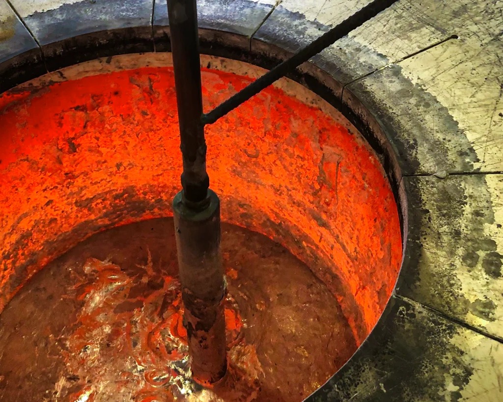 Metal líquido no forno de fusão